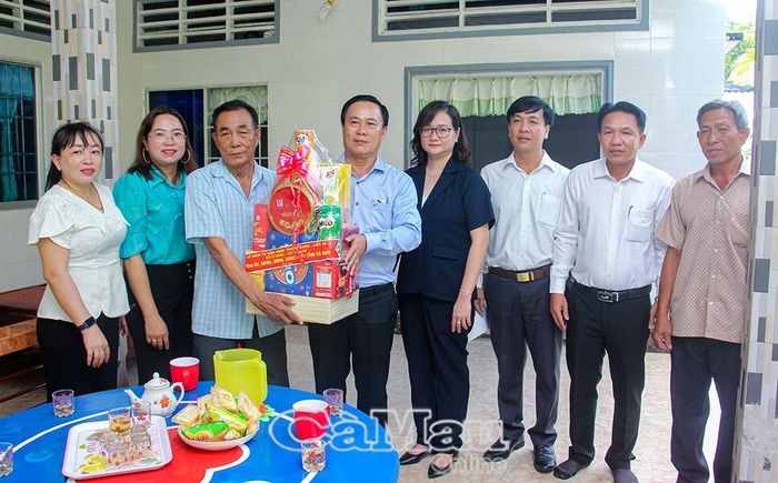 Ông Nguyễn Quốc Hận thăm và tặng quà thương binh Trương Minh Hải.