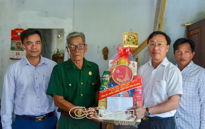 Phó Chủ tịch UBND tỉnh Huỳnh Hữu Trí trao quà và gửi lời động viên đến ông Trương Minh Hòa.