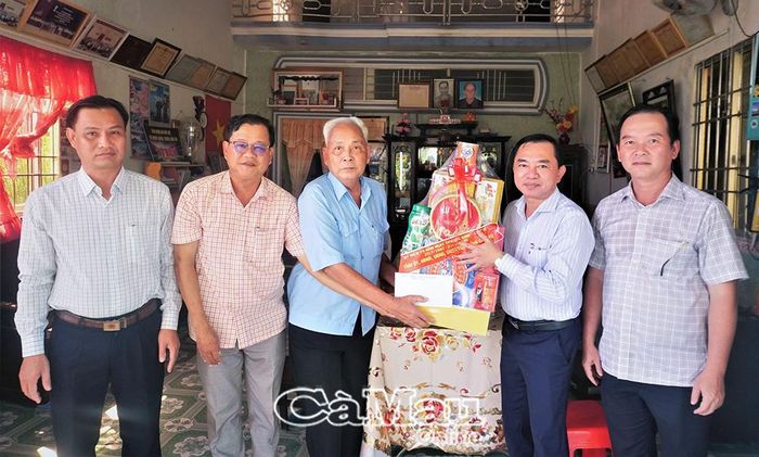 Đoàn cán bộ thăm và tặng quà thương binh Doãn Quang Minh, xã Sông Đốc.