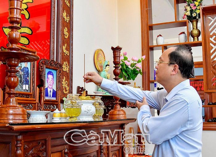 Bí thư Tỉnh ủy Nguyễn Hồ Hải thắp hương bà Trần Thị Hiếu, người có công ở phường Lý Văn Lâm.
