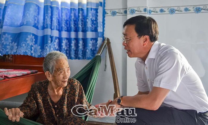 Phó Chủ tịch UBND tỉnh Huỳnh Hữu Trí thăm hỏi sức khỏe và bày tỏ lòng biết ơn sâu sắc đến Mẹ VNAH Phan Thị Tâm.