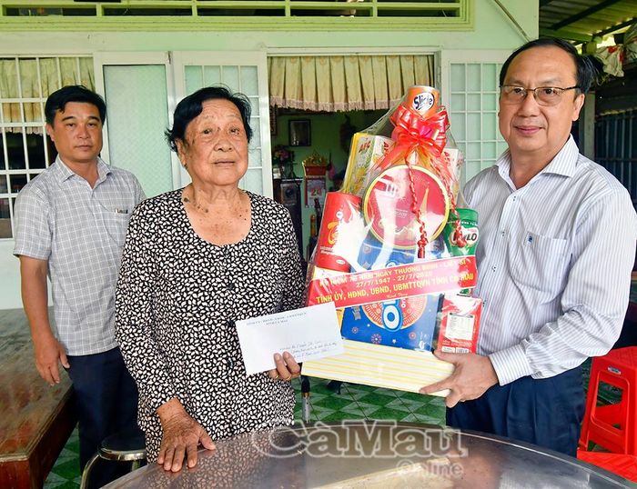 Thăm, tặng quà bà Nguyễn Thị Lan (xã Vĩnh Trạch), thương binh, từng bị địch bắt tù đày, là vợ liệt sĩ – người phụ nữ tiêu biểu trong thời chiến.