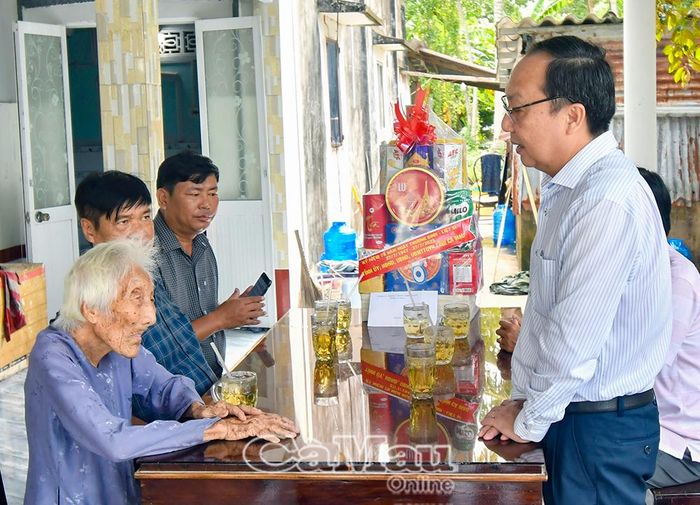 Phó Chủ tịch HĐND tỉnh ân cần thăm hỏi, tri ân Mẹ VNAH Nguyễn Thị Tuyết (xã Phước Long), có chồng và con đã hy sinh vì nền độc lập dân tộc.