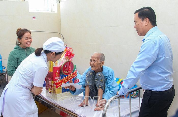 Ông Nguyễn Quốc Hận cùng lãnh đạo Bệnh viện Đa khoa Cà Mau thăm hỏi, tặng quà Mẹ Việt Nam Anh hùng Trần Thị Ba.