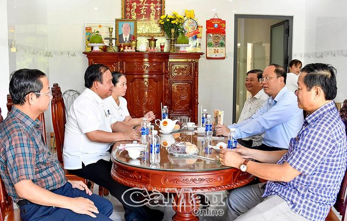 Bí thư Tỉnh ủy Nguyễn Hồ Hải cùng đoàn công tác đến thăm và thắp hương ông Huỳnh Văn Thái, thương binh 2/4 ở phường An Xuyên.