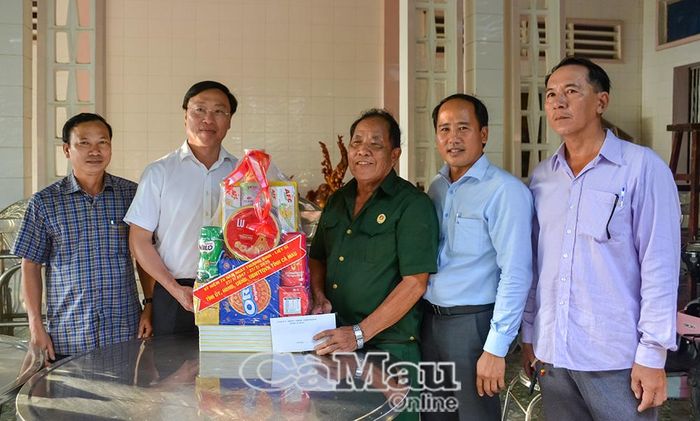 Tại ấp Hải An, đồng chí Huỳnh Hữu Trí đến thăm và tặng quà cho thương binh hạng 2/4 Nguyễn Quốc Việt.