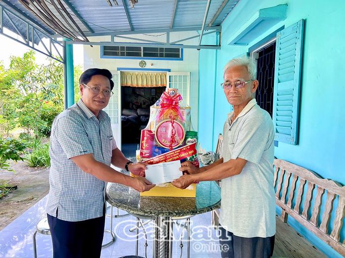 Ủy viên Ban Thường vụ Tỉnh ủy, Phó Chủ tịch HĐND tỉnh Bùi Tấn Bảy tặng quà cho Thương binh 2/4, Phạm Thanh Xuân, ấp 6 xã Tân Lộc.