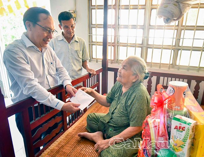 Đoàn đến thăm Mẹ VNAH Trần Thị Út (xã Định Thành), bày tỏ lòng biết ơn sâu sắc với những hy sinh thầm lặng vì độc lập, tự do của dân tộc.