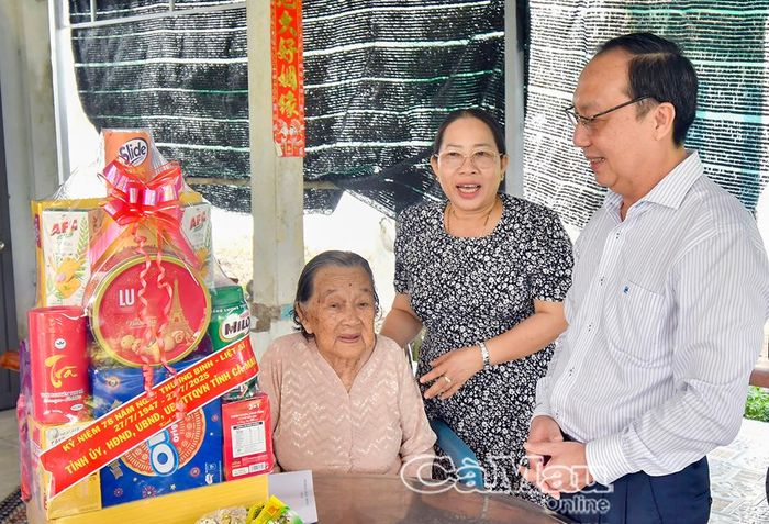 Phó Chủ tịch HĐND tỉnh thăm, tặng quà Mẹ VNAH Nguyễn Thị Lê (xã Phước Long), người có chồng và con cùng hy sinh trong sự nghiệp bảo vệ Tổ quốc.