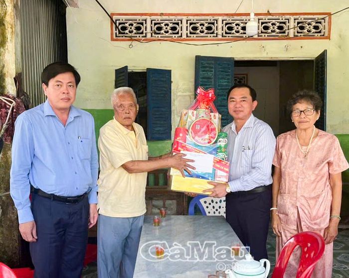 Đoàn đến thăm ông Dương Công Thạnh, thương binh 2/4, xã Đá Bạc.