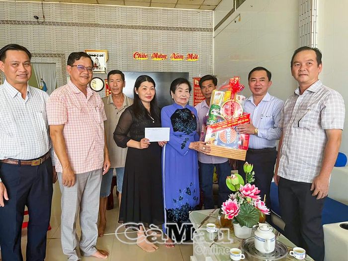 Đồng chí Phan Thanh Duy, Ủy viên Ban Thường vụ Tỉnh ủy, Chủ nhiệm Ủy ban Kiểm tra Tỉnh ủy cùng lãnh đạo xã Sông Đốc thăm và tặng quà cho Mẹ Việt Nam Anh hùng Trịnh Thị Ba.
