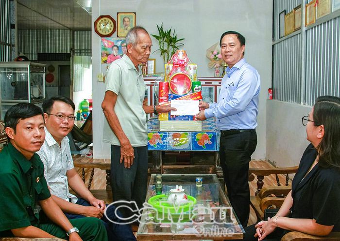 Thăm, tặng quà tri ân thương binh Trương Minh Hóa.