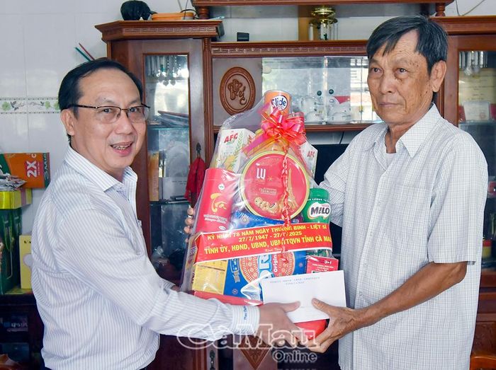 Phó Chủ tịch HĐND tỉnh thăm hỏi, động viên thương binh 4/4 Trần Văn Xia (xã Vĩnh Thanh).