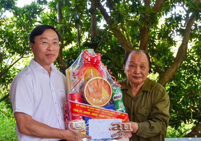 Đồng chí Huỳnh Hữu Trí ân cần trao tặng phần quà tri ân đến thương binh hạng 1/4 Nguyễn Tấn Lực.