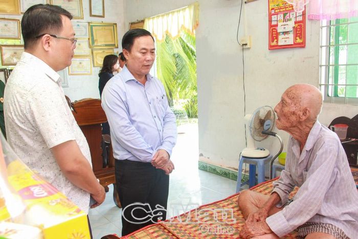 Phó Trưởng Đoàn đại biểu Quốc hội tỉnh Nguyễn Quốc Hận thăm hỏi thương binh Trần Hoàng Giao (101 tuổi, Huy hiệu 75 năm tuổi Đảng ở ấp Tân Hòa, xã Trần Phán).