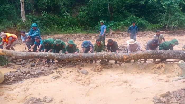 Nơi lũ đi qua, dấu chân những người lính Biên phòng vẫn in đậm.