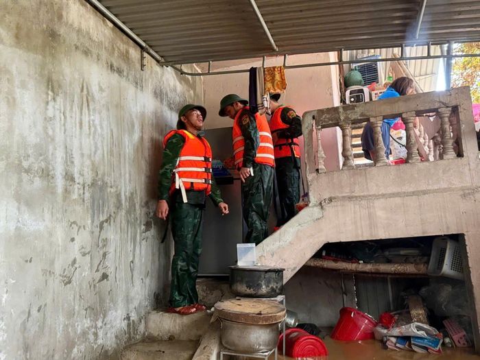 Bộ đội Biên phòng Nghệ An "bám lũ" giúp dân.