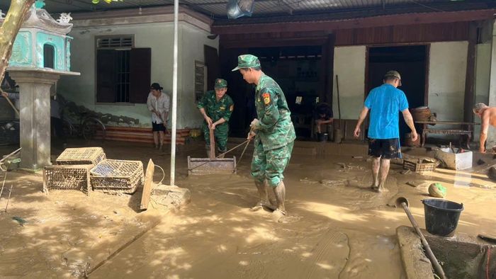 Bộ đội Biên phòng Nghệ An cùng dân "dựng lại" cuộc sống sau lũ.