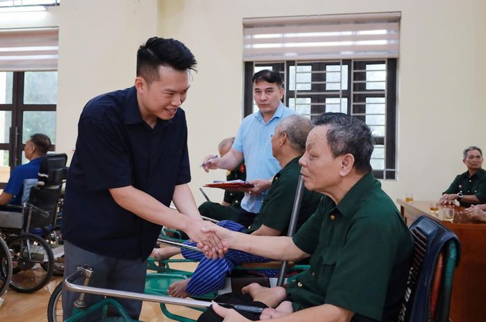  Nhà báo Lê Văn Thành và ông Nguyễn Tiến Thịnh thăm hỏi sức khỏe thương, bệnh binh. 
