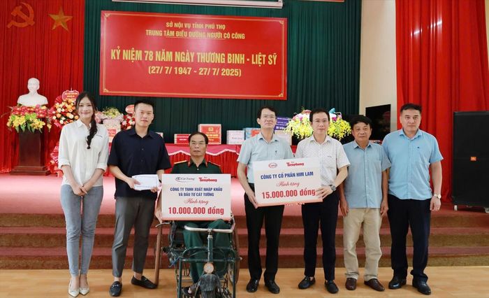  Đại diện Công ty TNHH Xuất nhập khẩu và Đầu tư Cát Tường, Công ty Cổ phần Him Lam và báo Tiền Phong tặng quà Trung tâm Điều dưỡng người có công tỉnh Phú Thọ. 