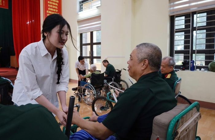  Người đẹp Phùng Thị Hương Giang hỏi thăm động viên thương bệnh binh tại Trung tâm Điều dưỡng người có công tỉnh Phú Thọ. 
