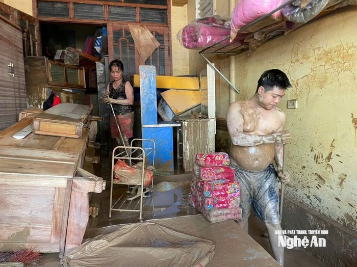 Tư thương chợ Hòa Bình dọn dẹp vệ sinh khu vực quầy hàng. Ảnh: Đình Tuân