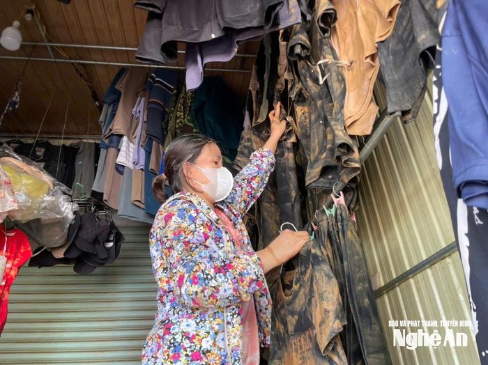 Các mặt hàng vải, quần áo may sẵn, thực phẩm, đồ điện, hàng tạp hóa... bị hư hỏng sau lũ. Ảnh: Đình Tuân