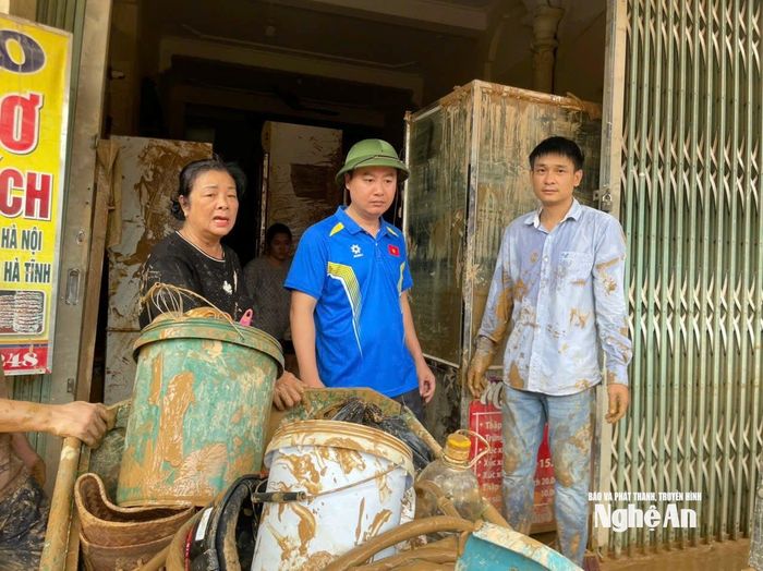Lãnh đạo Đảng ủy xã Tương Dương trực tiếp đến thăm hỏi, động viên và chỉ đạo công tác khắc phục hậu quả để các tiểu thương sớm ổn định lại cuộc sống. Ảnh: Đình Tuân