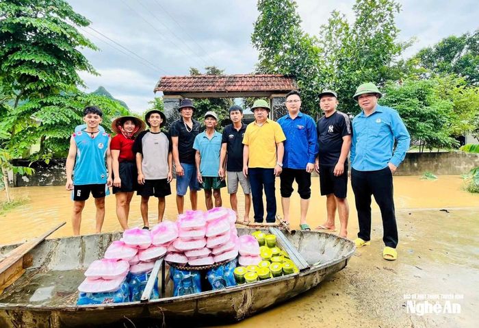 Ủy ban MTTQ xã Nhân Hòa cùng các nhà hảo tâm kịp thời phân phối, hỗ trợ nhu yếu phẩm, thuốc men cho các gia đình bị ngập sâu, cô lập hoàn toàn trong ngày mưa lũ. Ảnh: MTTQ xã Nhân Hòa