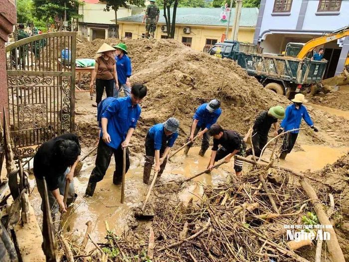 130 đội hình thanh niên tình nguyện với hơn 1.300 đoàn viên, thanh niên đã được thành lập trên khắp các địa bàn toàn tỉnh, kịp thời bám sát cơ sở hỗ trợ người dân vùng lũ khắc phục hậu quả sau bão số 3. Trong ảnh: Đoàn viên, thanh niên thu dọn vệ sinh tại các tuyến đường qua xã Mường Xén - một trong những địa bàn bị ảnh hưởng nặng nề bởi bão số 3. Ảnh: Đoàn xã Mường Xén