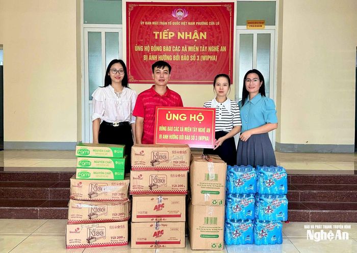 Tính đến sáng 25/7, tổng số tiền ủng hộ mà Ủy ban MTTQ phường Cửa Lò nhận được là 180 triệu đồng; hàng hóa, hiện vật gồm gần 200 lít nước mắm, gần 1.000 hộp cá, mực, tôm, lạc rim; 45 lít mắm tôm; 81kg lạc nhân; 67kg cá khô; 9 thùng bánh, 20 thùng mì tôm, 15 thùng sữa và 30 két nước uống. Ảnh: UB MTTQ phường Cửa Lò