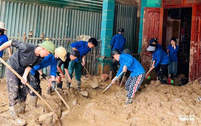 50 đoàn viên, thanh niên xã Mường Xén tham gia dọn dẹp bùn đất, thu dọn cây cối gãy đổ, sửa chữa nhà cửa, góp phần giúp người dân sớm ổn định cuộc sống. Ảnh: Đoàn xã Mường Xén