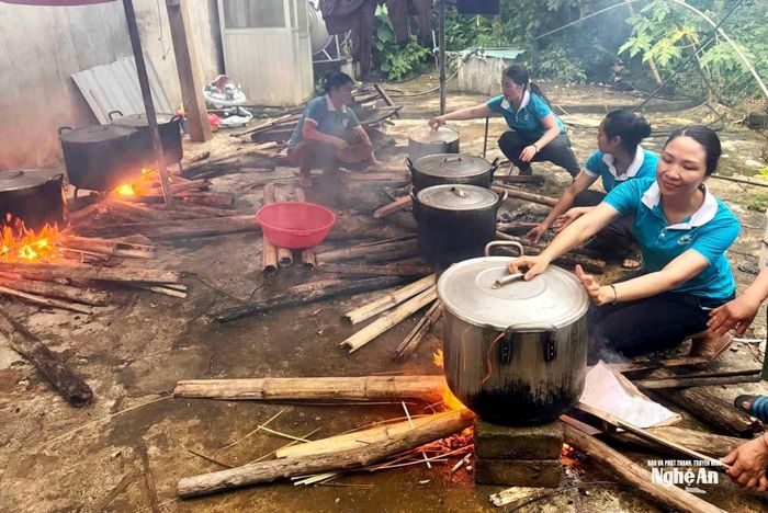 Tại xã Nga My, chị em phụ nữ đã tích cực gói và nấu hơn 1.000 chiếc bánh chưng. Cùng với đó, 2 tạ gạo, hàng chục thùng mì tôm và nước sạch cũng được chia đều vào các túi riêng biệt. Số hàng cứu trợ này đã nhanh chóng được chuyển tới các địa bàn đang bị ảnh hưởng bởi mưa lũ trong những ngày qua. Ảnh: Hội LHPN xã Nga My