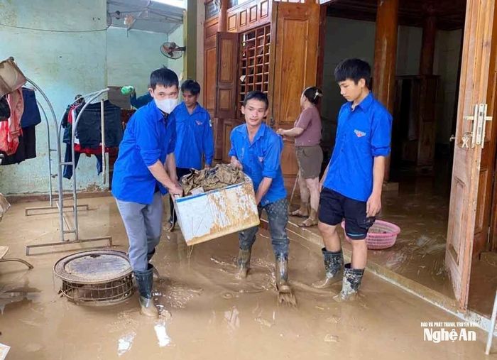 Tại xã Tam Thái, 40 đoàn viên thanh niên đã được huy động đến các khu vực bị ảnh hưởng nặng nề để hỗ trợ người dân thu dọn bùn đất, dọn dẹp nhà cửa, vệ sinh môi trường, khơi thông cống rãnh, góp phần giúp bà con sớm ổn định cuộc sống sau mưa lũ. Ảnh: Đoàn xã Tam Thái