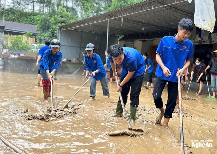 Đoàn xã Anh Sơn cũng đã huy động hơn 30 đoàn viên ra quân hỗ trợ các hộ gia đình neo đơn, người già dọn dẹp vệ sinh sau khi nước lũ rút. Trong buổi sáng, lực lượng đoàn viên đã giúp đỡ 5 hộ dân tại địa bàn xã Anh Sơn thu dọn bùn đất, lau chùi nhà cửa, góp phần ổn định sinh hoạt sau mưa lũ. Ảnh: Đoàn xã Anh Sơn