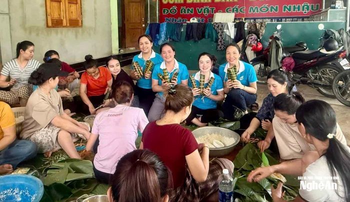 Được biết, trong những ngày qua, các cấp Hội Phụ nữ trên địa bàn tỉnh Nghệ An, đặc biệt tại các xã, phường như Nhân Hòa, Yên Na, Tam Quang, Nga My, Con Cuông..., đã tích cực vào cuộc, chung tay hỗ trợ người dân vùng lũ bằng nhiều việc làm thiết thực. Hàng trăm suất cơm, bánh chưng, cá hộp… đã được cán bộ, hội viên phụ nữ chuẩn bị chu đáo, kịp thời gửi tới bà con vùng lũ miền Tây Nghệ An. Những hành động kịp thời, nghĩa tình ấy không chỉ giúp san sẻ khó khăn trước mắt, mà còn là nguồn động viên lớn, tiếp sức để người dân sớm vượt qua thiên tai, ổn định cuộc sống. Ảnh: Hội LHPN tỉnh Nghệ An