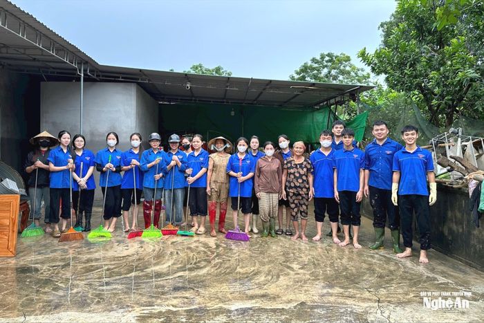Sự hỗ trợ kịp thời của tuổi trẻ, cùng các tổ chức chính trị – xã hội và các nhà hảo tâm đã góp phần san sẻ khó khăn, tiếp sức cho người dân vùng lũ sớm ổn định cuộc sống. Ảnh: Tỉnh đoàn Nghệ An