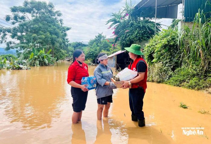Hội Chữ thập đỏ tỉnh Nghệ An cùng các nhà hảo tâm đã hỗ trợ hơn 2 tấn hàng hóa, nhu yếu phẩm, hàng trăm két nước, mỳ tôm và các suất cơm ấm nóng đến những bà con vùng lũ Nhân Hòa. Ảnh: Hội Chữ thập đỏ tỉnh Nghệ An