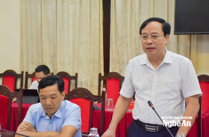Phó Chủ nhiệm Ủy ban Kiểm tra Tỉnh ủy Nguyễn Tất Lý phát biểu góp ý vào báo cáo chính trị của các xã. Ảnh: Thanh Lê