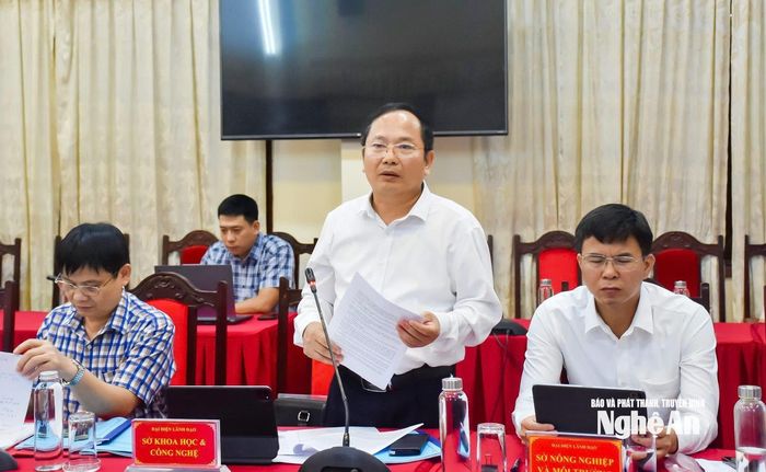 Đồng chí Võ Trọng Phú - Phó Giám đốc Sở Khoa học và Công nghệ góp ý về nội dung công tác chuyển đổi số ở các xã. Ảnh: Thanh Lê