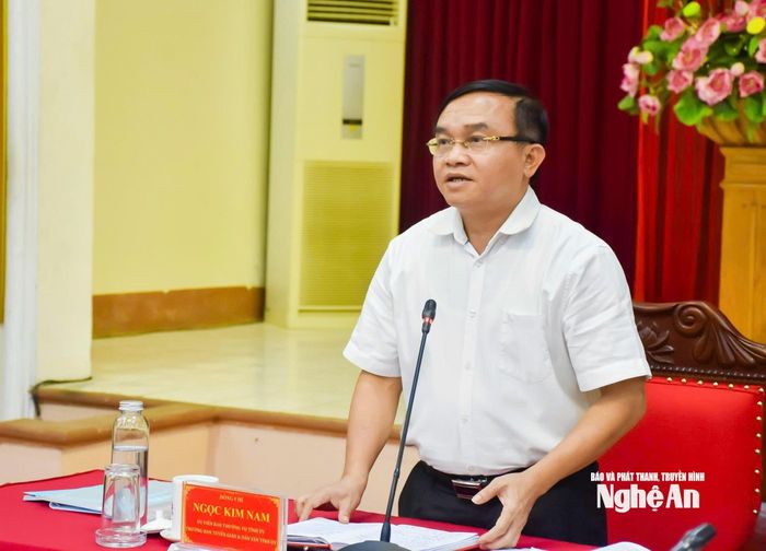 Đồng chí Ngọc Kim Nam - Ủy viên Ban Thường vụ, Trưởng ban Tuyên giáo và Dân vận Tỉnh ủy phát biểu tại hội nghị. Ảnh: Thanh Lê