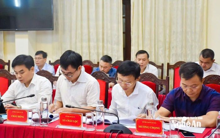 Đại diện lãnh đạo 3 xã Mường Chọng, Châu Hồng và Châu Lộc tham dự hội nghị. Ảnh: Thanh Lê