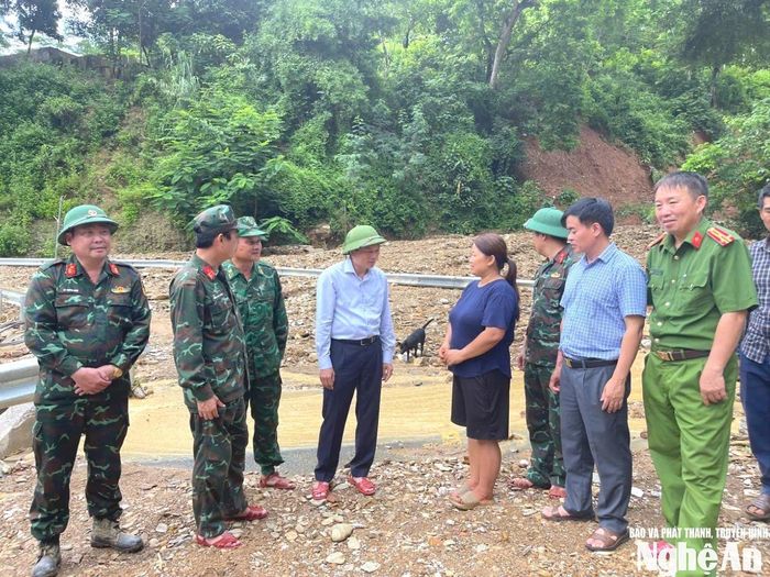 Đồng chí Lê Hồng Vinh - Phó Bí thư Tỉnh ủy, Chủ tịch UBND tỉnh thăm hỏi người dân xã Mường Típ. Ảnh: Hữu Dũng