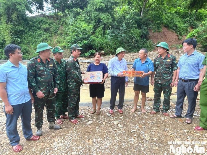 Đồng chí Lê Hồng Vinh - Phó Bí thư Tỉnh ủy, Chủ tịch UBND tỉnh động viên người dân bị ảnh hưởng của lũ quét tại xã Mường Típ. Ảnh: Hữu Dũng