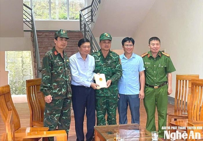 Đồng chí Lê Hồng Vinh - Phó Bí thư Tỉnh ủy, Chủ tịch UBND tỉnh động viên và đề nghị lực lượng vũ trang bố trí nhân lực, phương tiện hỗ trợ, giúp nhân dân xử lý môi trường, phòng, chống dịch bệnh và khắc phục nhà cửa bị hư hỏng. Ảnh: Hải Thượng