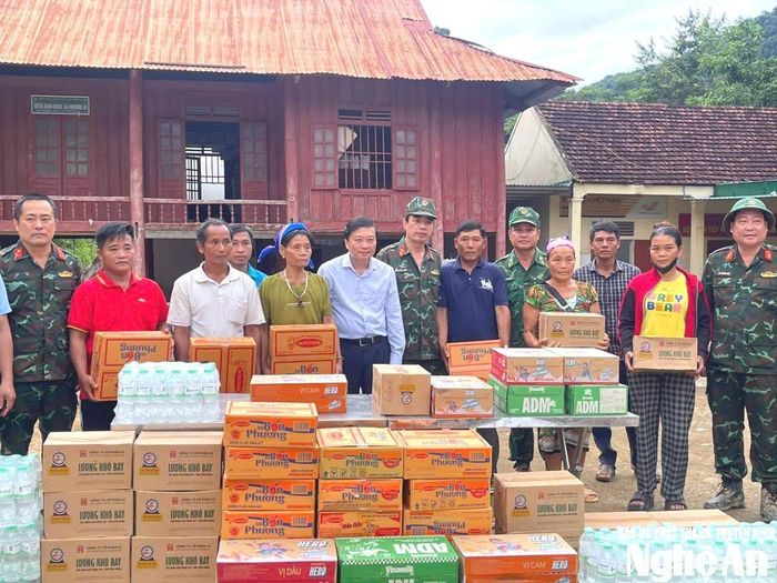 Đồng chí Lê Hồng Vinh - Phó Bí thư Tỉnh ủy, Chủ tịch UBND tỉnh cùng đoàn công tác hỗ trợ lương thực, nhu yếu phẩm cho chính quyền địa phương và người dân xã Mường Típ khắc phục hậu quả thiên tai. Ảnh: Hải Thượng