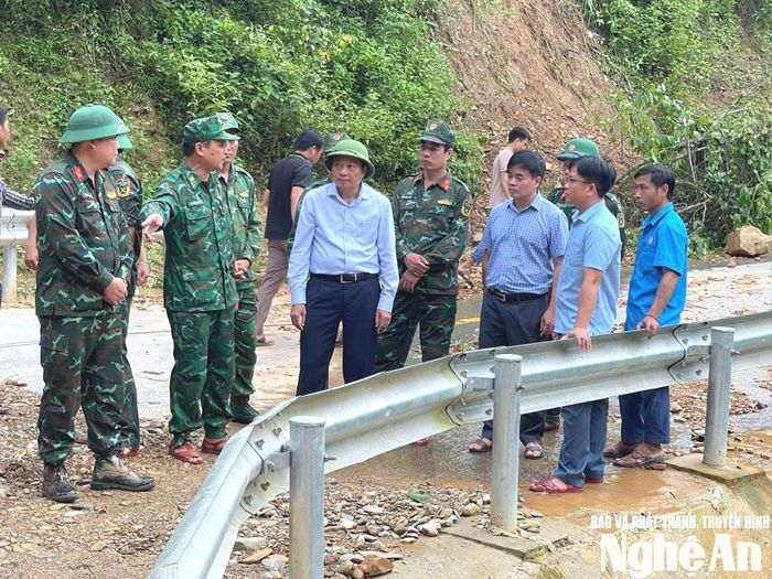 Đồng chí Lê Hồng Vinh - Phó Bí thư Tỉnh ủy, Chủ tịch UBND tỉnh chỉ đạo khắc phục hậu quả thiên tai tại xã Mường Típ. Ảnh: Thúy Vinh