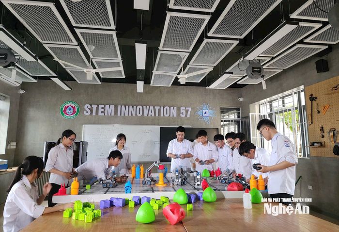 Những giờ học Vật lý gắn với thực tế giúp học sinh phát huy được năng lực. Ảnh: Mỹ Hà