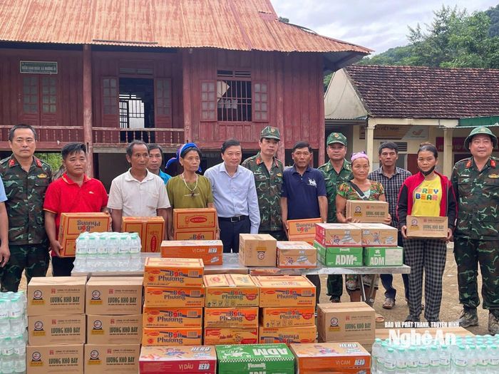 Chủ tịch UBND tỉnh Lê Hồng Vinh cùng đoàn công tác tặng quà động viên các hộ gia đình bị thiệt hại do mưa lũ ở xã Mường Típ. Ảnh: Hải Thượng