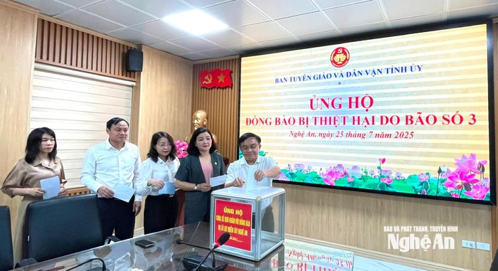 Đồng chí Ngọc Kim Nam - Ủy viên Ban Thường vụ Tỉnh ủy, Trưởng ban Tuyên giáo và Dân vận Tỉnh ủy cùng các đồng chí lãnh đạo Ban ủng hộ đồng bào bị thiệt hại do bão lũ. Ảnh: Sỹ Thành